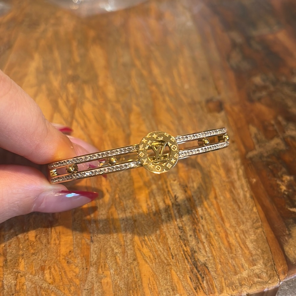 Gold and crystals bangle. Stainless steel and gold plated material.